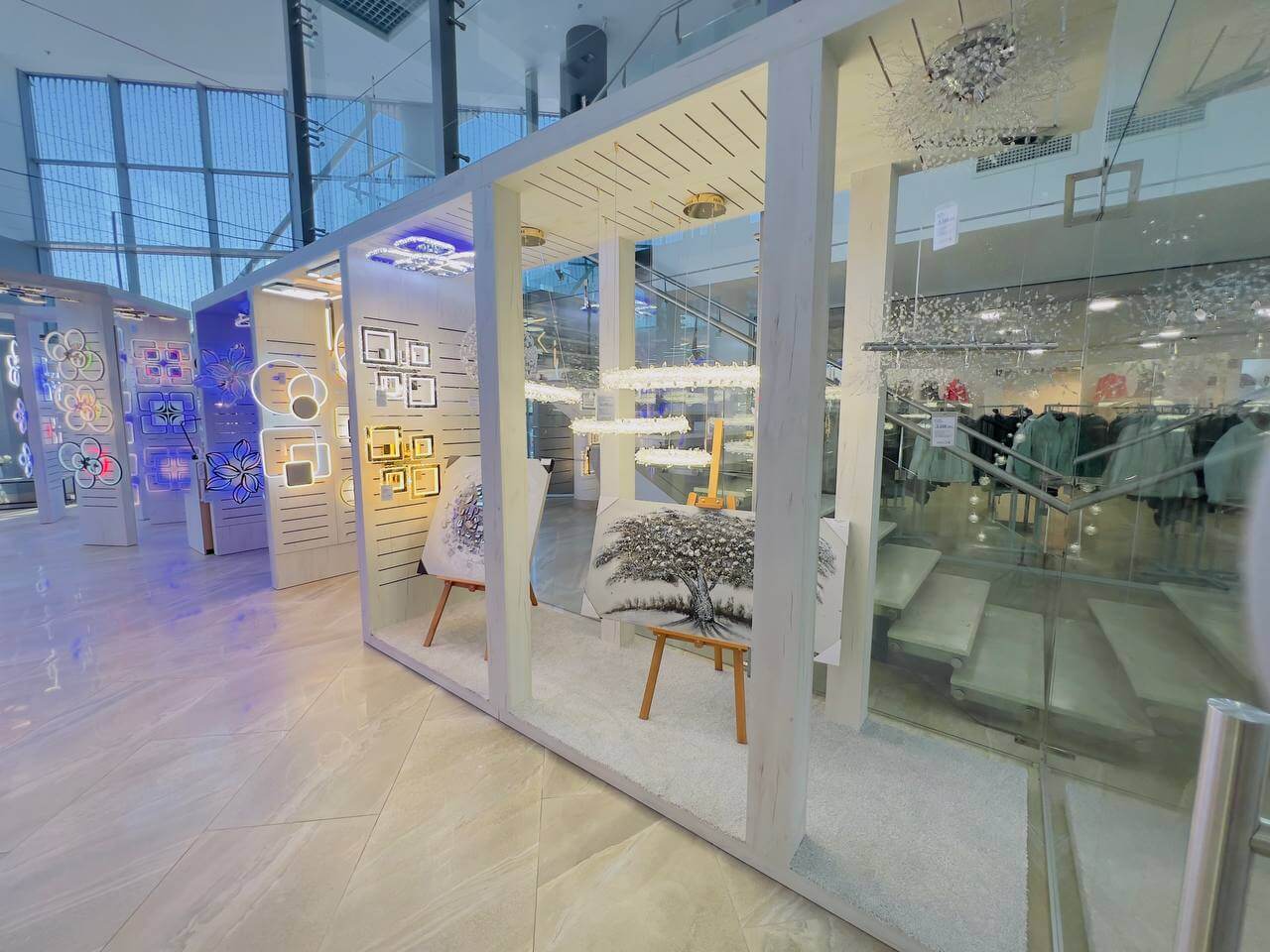 Сучасний магазин люстр Lustre-OK з LED світильниками та бра