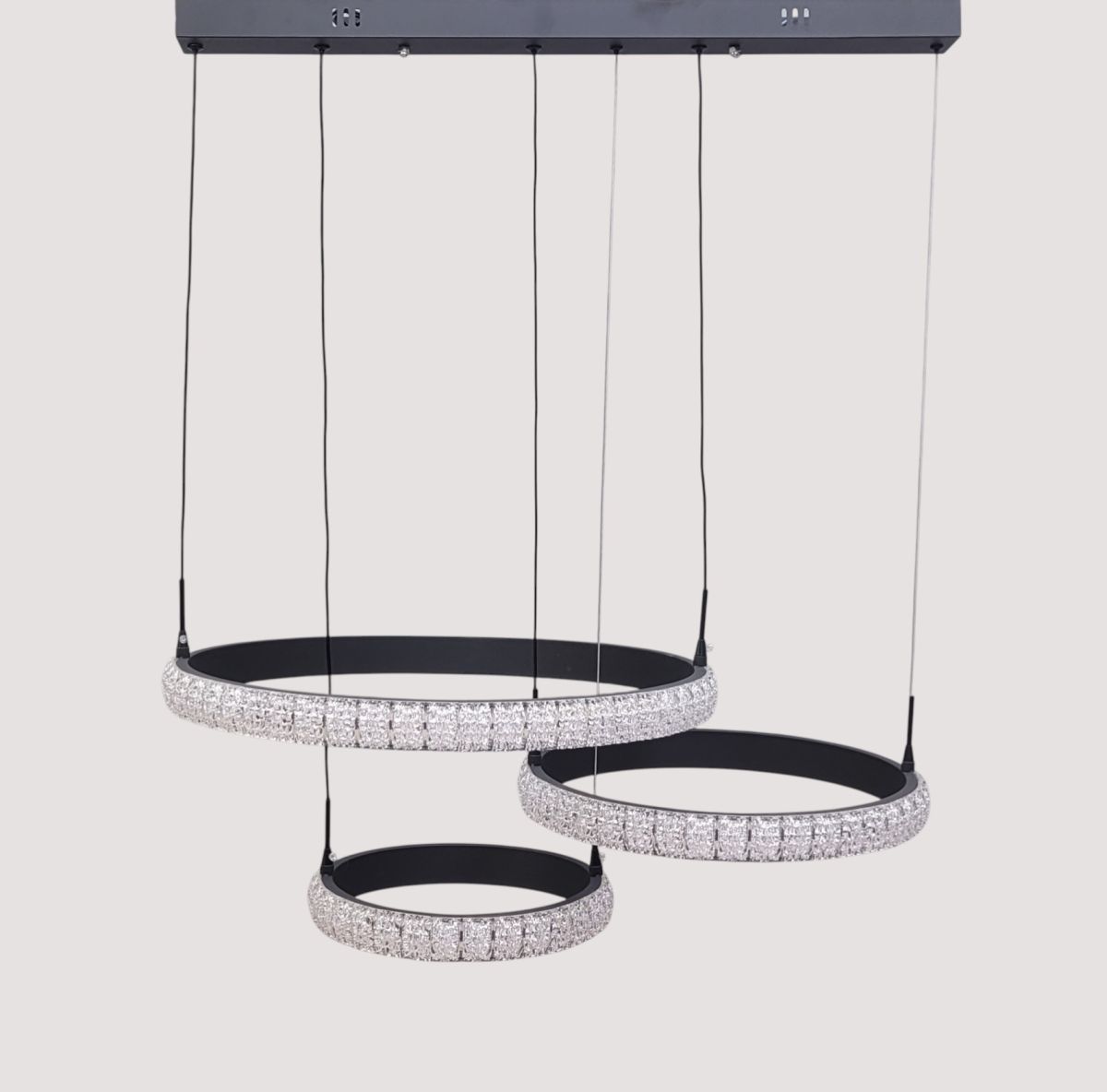 Сучасна світлодіодна LED-люстра 172W з трьома кругами до 30 м² чорного кольору (22143BK)