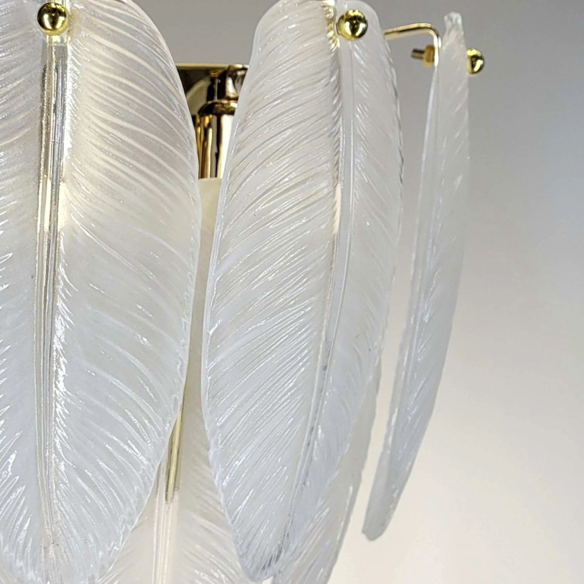 Настінне бра зі скляним декором «Feather» золотого кольору (21824WGD)