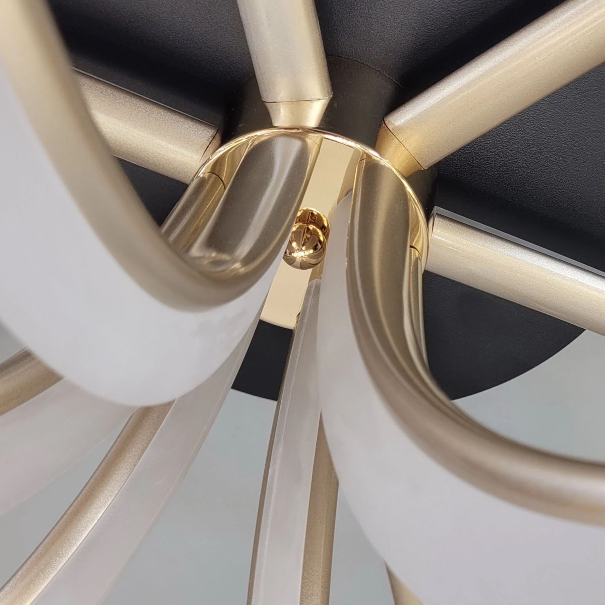 Сучасна стельова LED-люстра 95W з пультом у чорно-пудровому кольорі (2305-3+3)