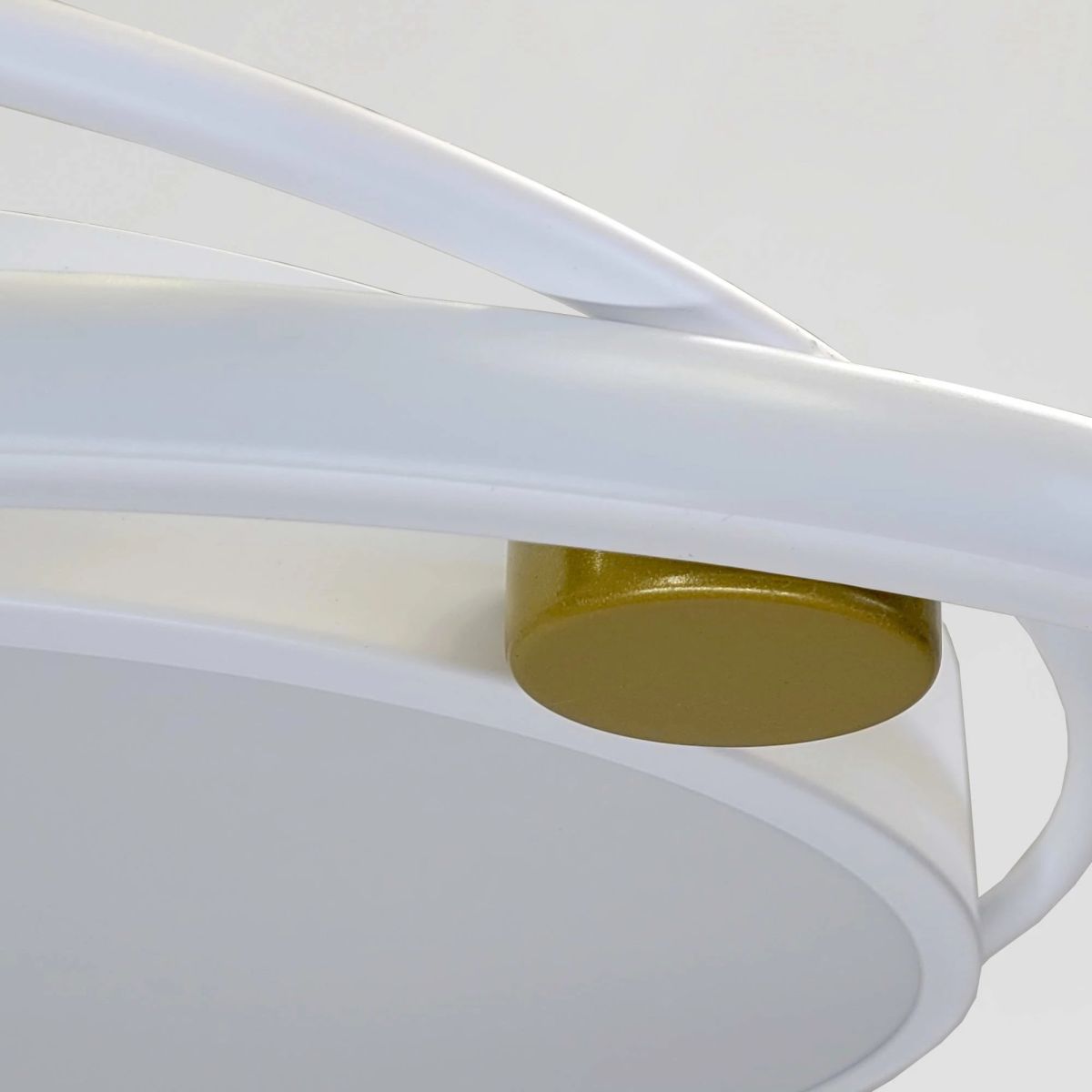 Біла світлодіодна LED люстра 78W з пультом та золотим декором до 18м² (2469/600WH)