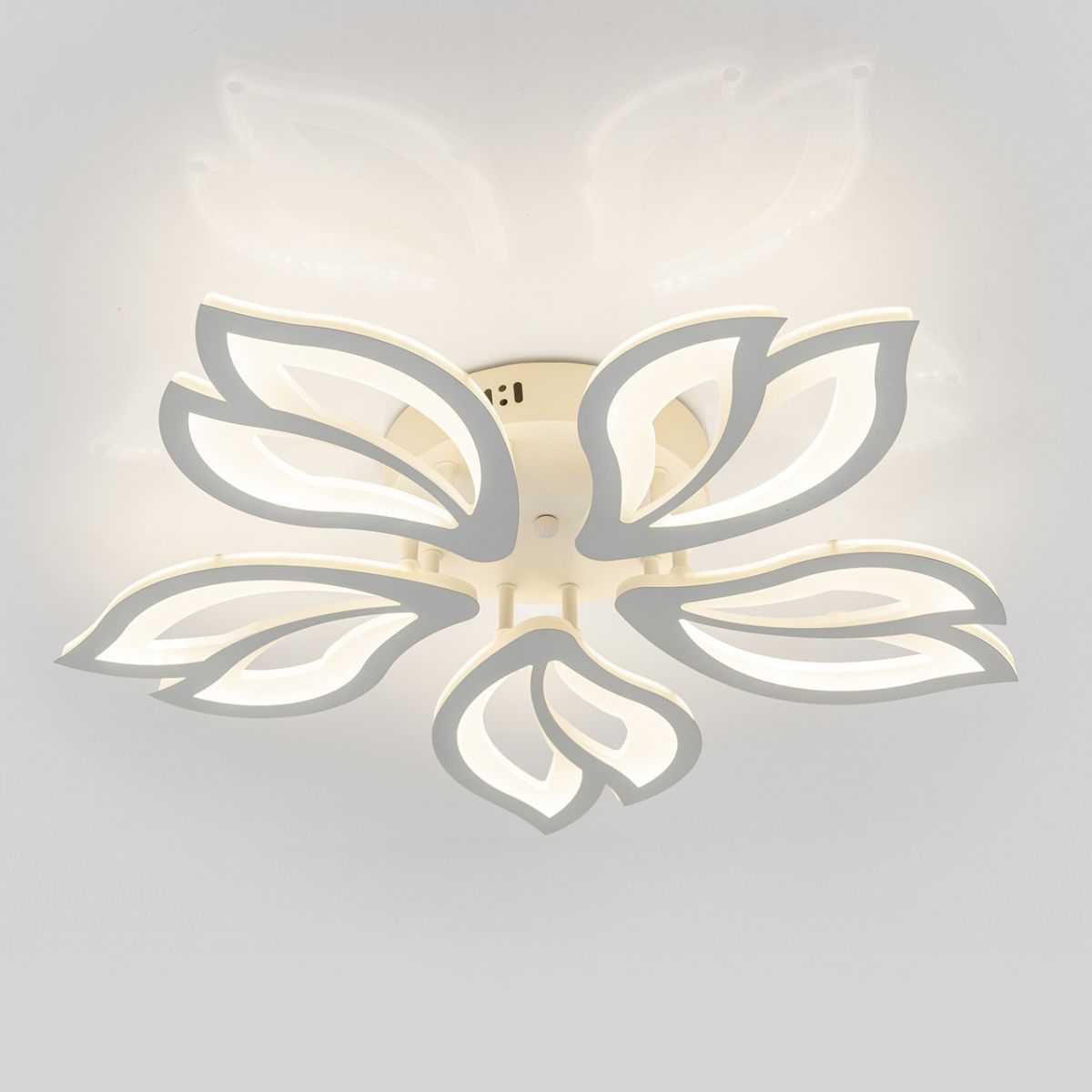 Біла Led люстра до 18м² форма квітки ASTRA 80W 5F WHITE