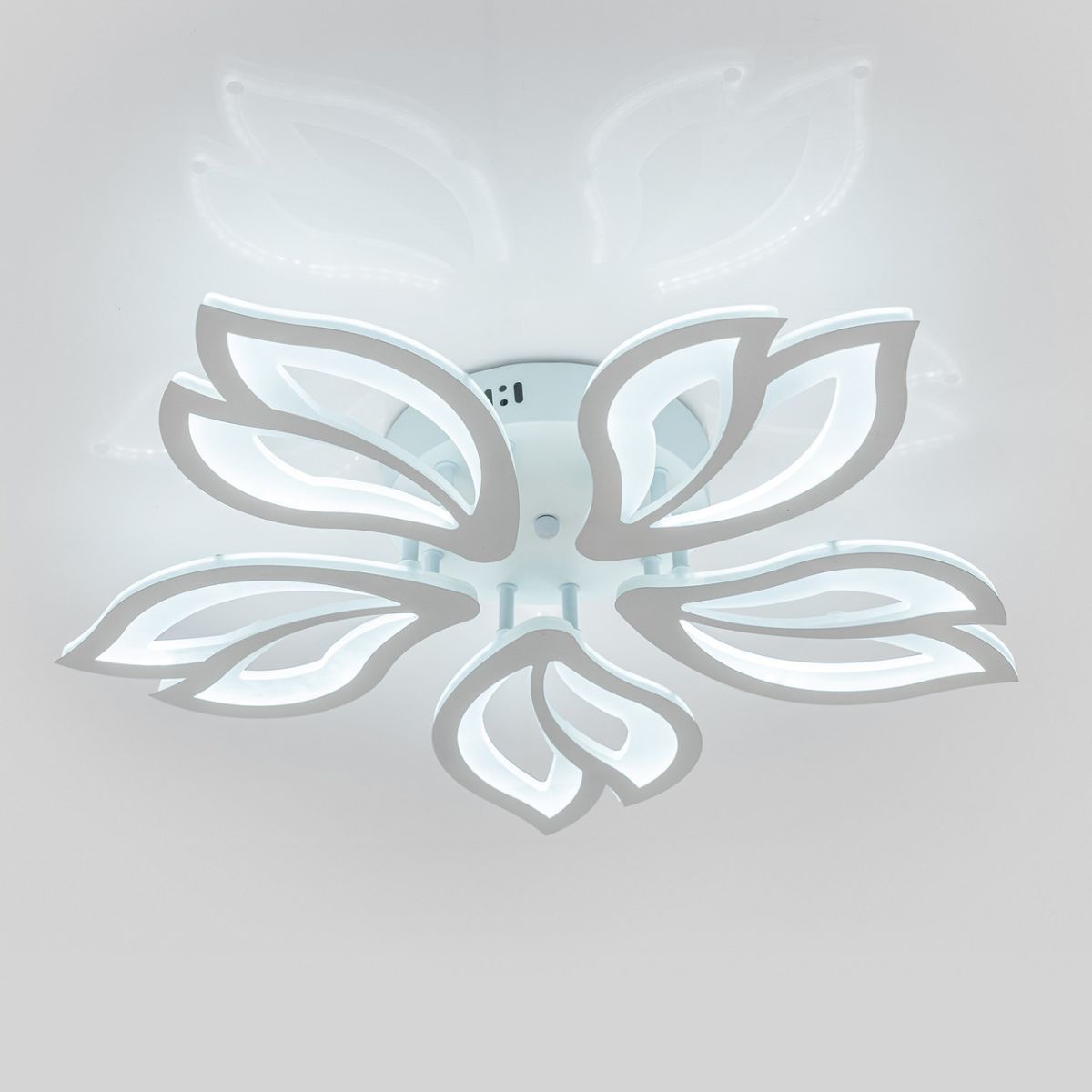 Біла Led люстра до 18м² форма квітки ASTRA 80W 5F WHITE