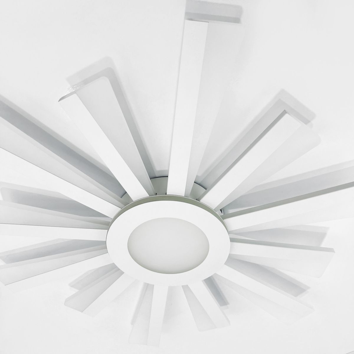 Люстра Led до 18 м² з пультом управління 70 Вт (TERESA 70W-R WHITE 10205)