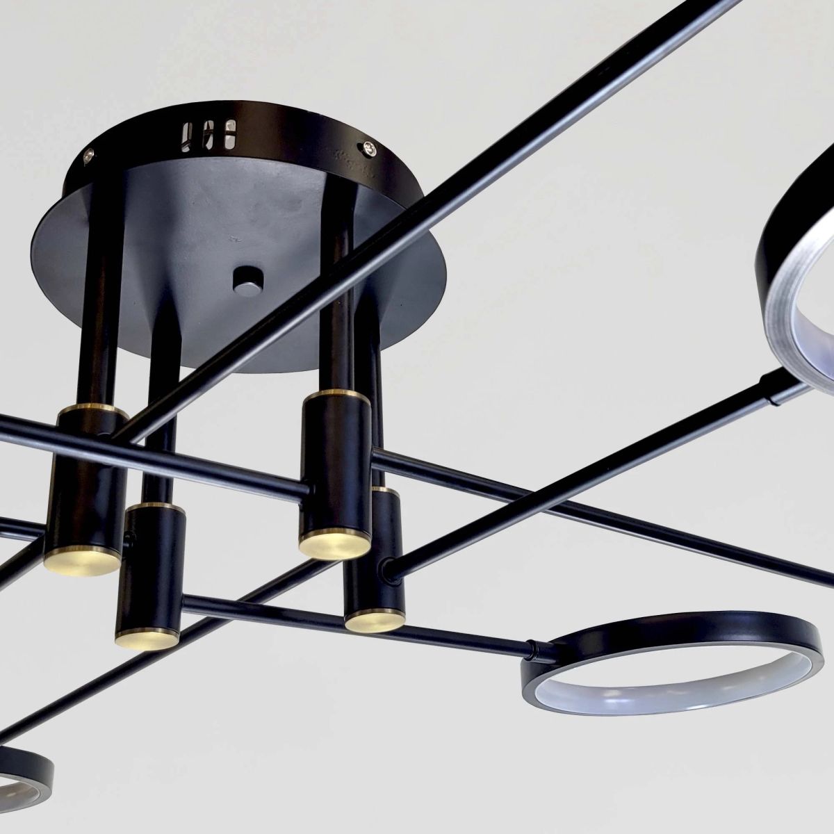 Чорна світлодіодна Led люстра на 8 плафонів 60W до 18м²  (6402/8BK)