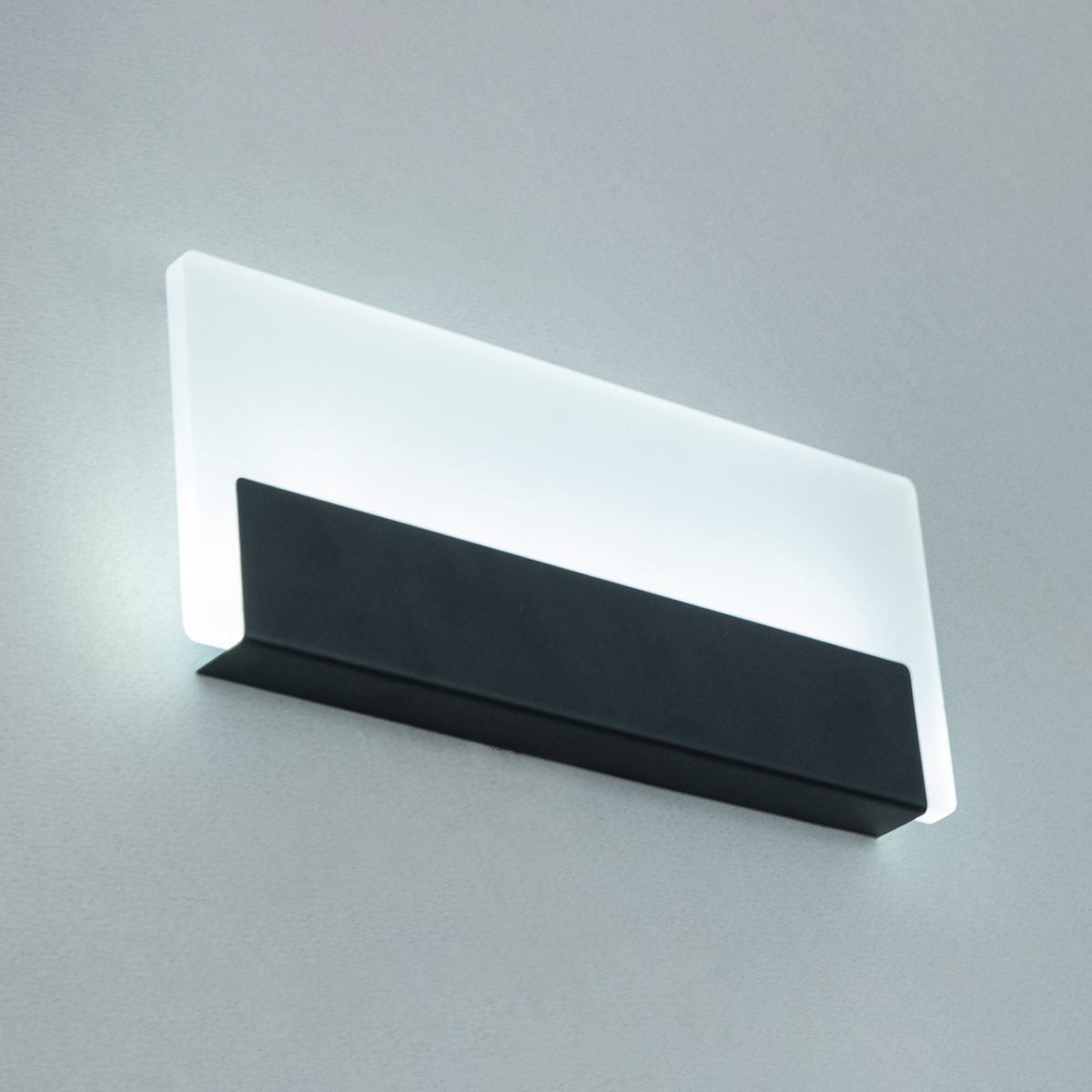 Стильне свiтлодiодне Led-Бра у чорному корпусі MX2224-1BK