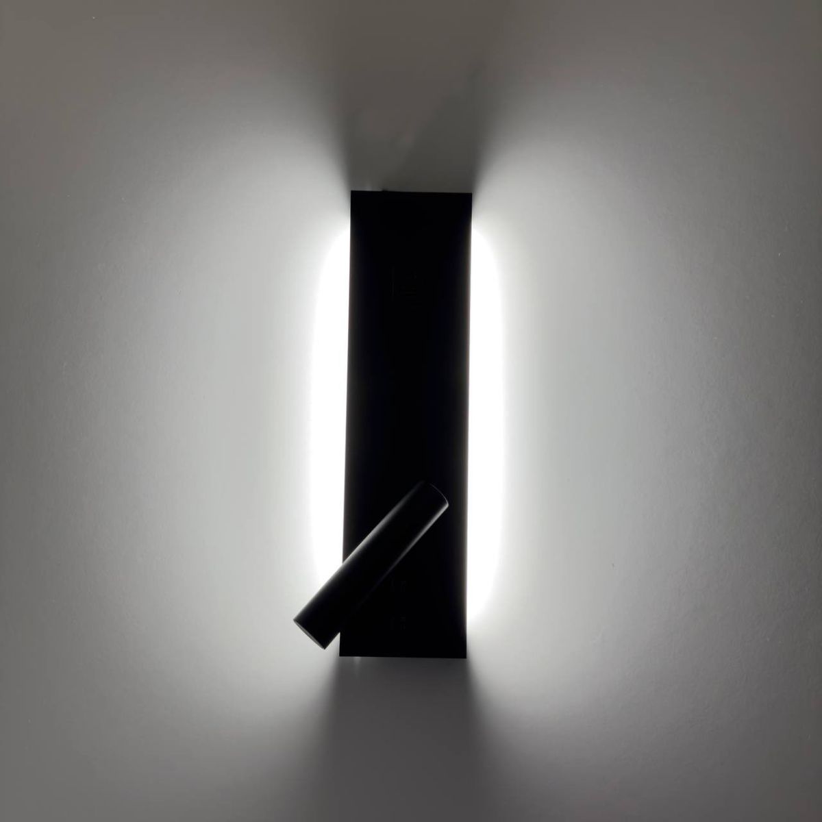 Чорний настінний спотовий Led-світильник BITRIX-W USB+TYPE-C VIOLUX 15W