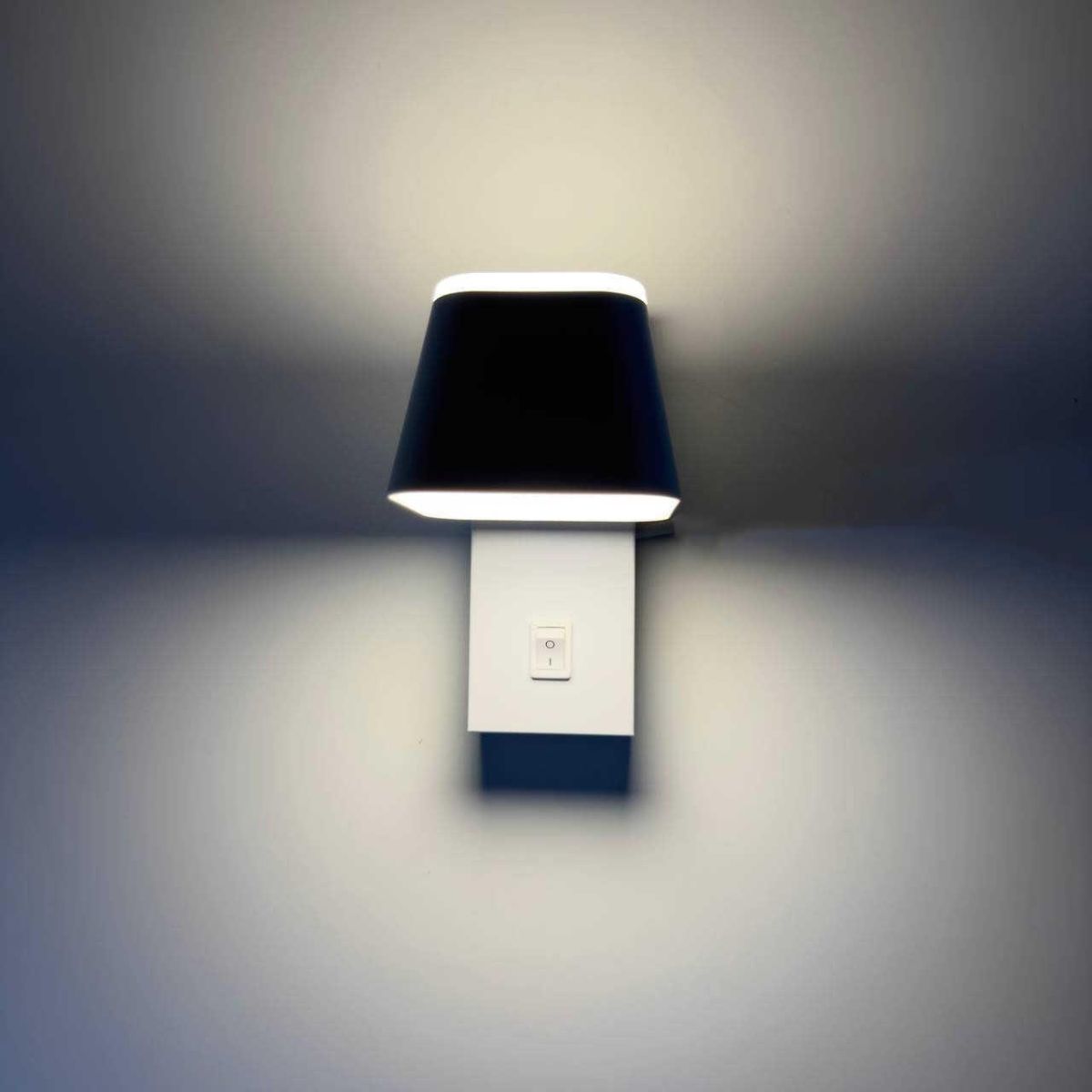 Настінний Led-світильник білий з вимикачем на корпусі CROCUS-S VIOLUX 8W 4200K