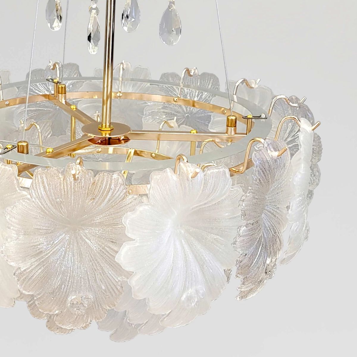 Кришталева підвісна LED люстра до 20м² білі квіти "Golden Blossom" (813/500GD)