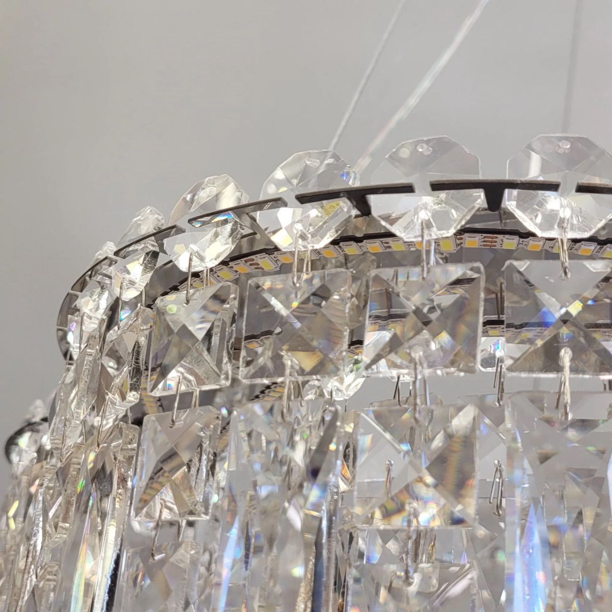 Сучасна кришталева Led люстра до 18 м² з ефектом кришталевого сяйва 81 Wt (8635/600CH)