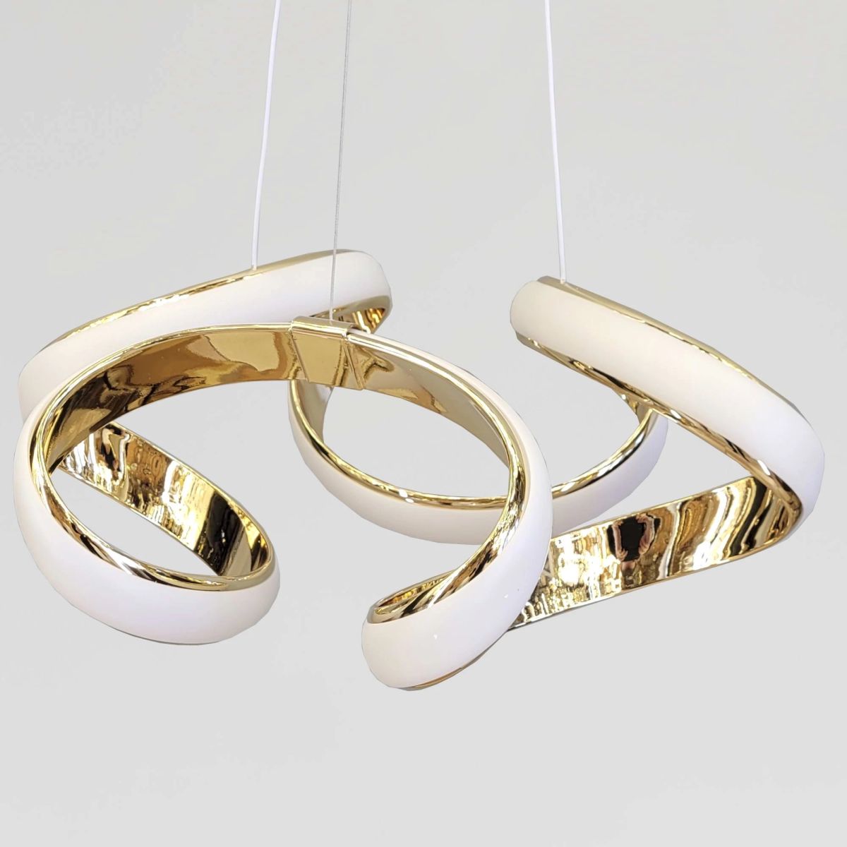 Сучасна світлодіодна LED-люстра до 25м² золотого кольору 151W Golden Infinite Loop 51 см