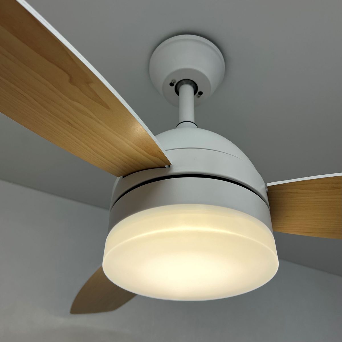 Люстра-вентилятор LED 66 Вт до 18м² білий корпус з дерев'яними лопатями з пультом (LUMINARIA FAN WOOD R)