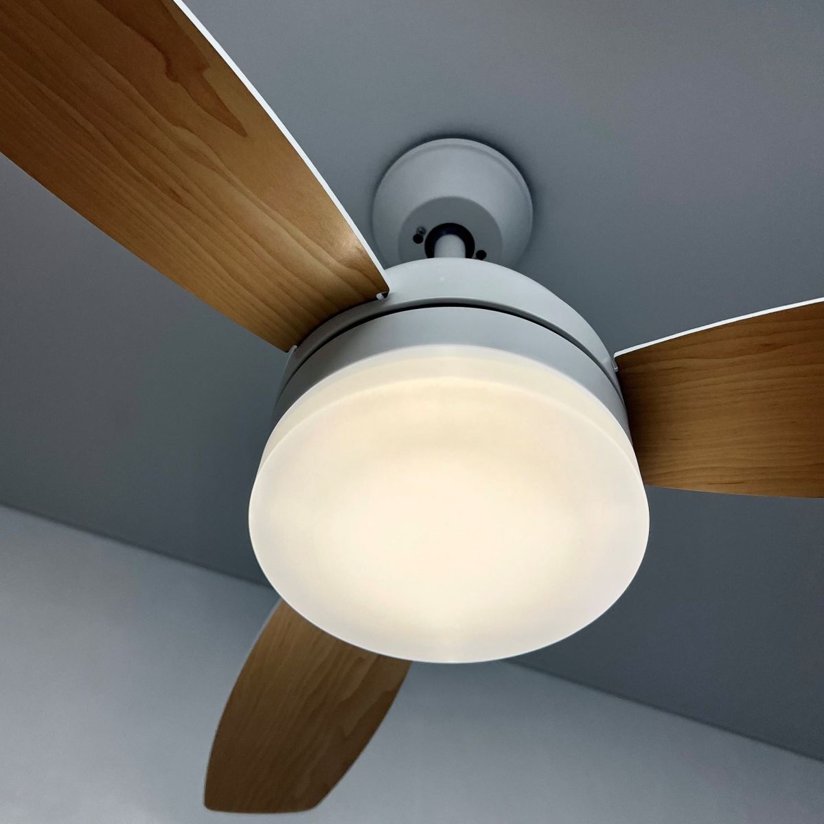 Люстра-вентилятор LED 66 Вт до 18м² білий корпус з дерев'яними лопатями з пультом (LUMINARIA FAN WOOD R)