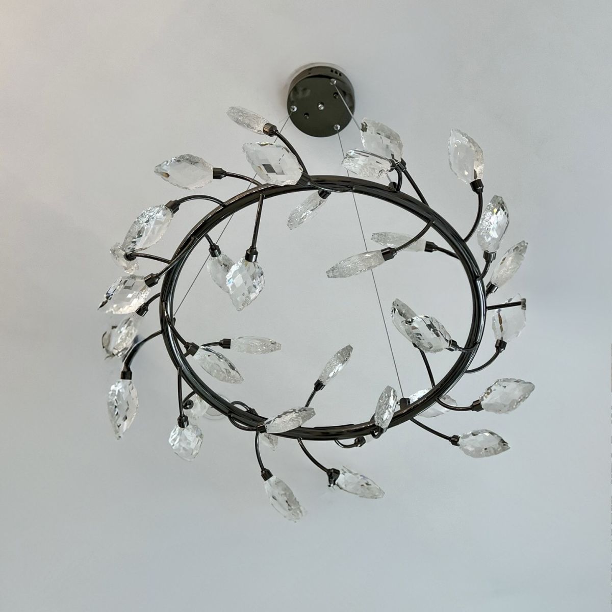 Люстра підвісна LED 90 см, чорна матова, акрилові пелюстки Notte di Fiori (7989300-48 led (800) PLBK)