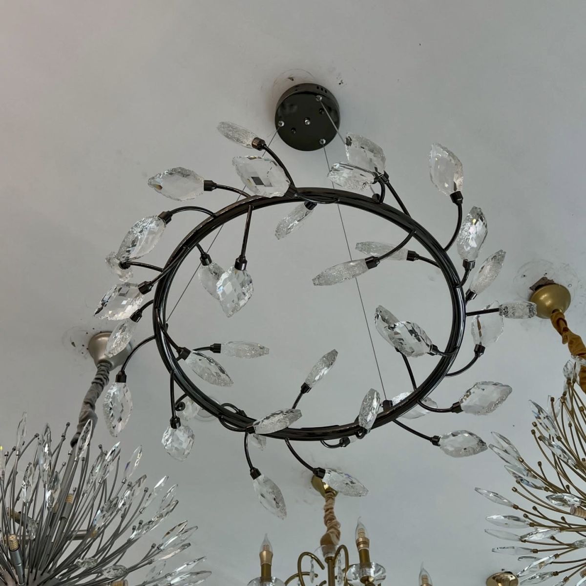 Люстра підвісна LED 90 см, чорна матова, акрилові пелюстки Notte di Fiori (7989300-48 led (800) PLBK)