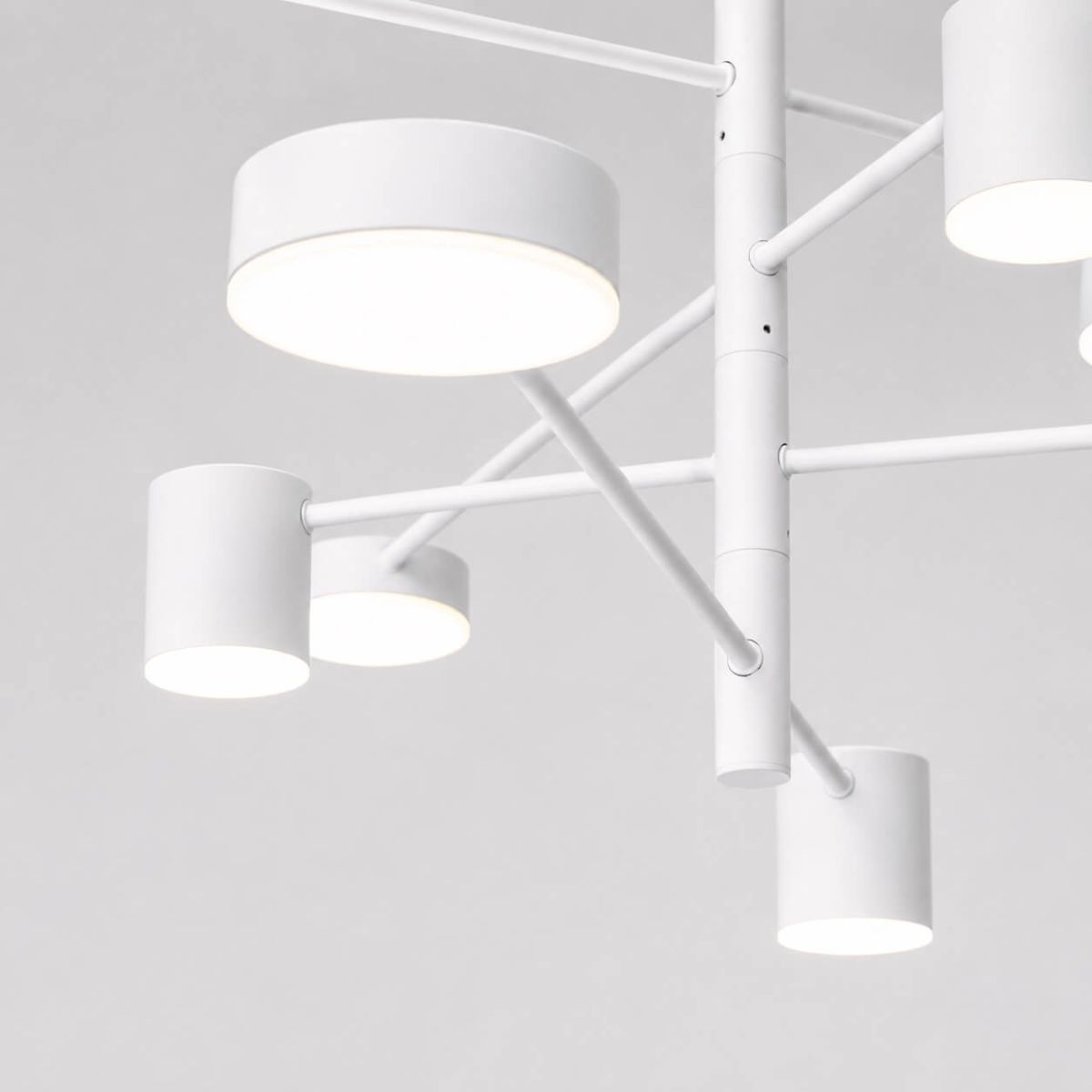 Біла світлодіодна Led люстра Супутник 120W на 8 елементів світла до 18 м² (D302-8WH)
