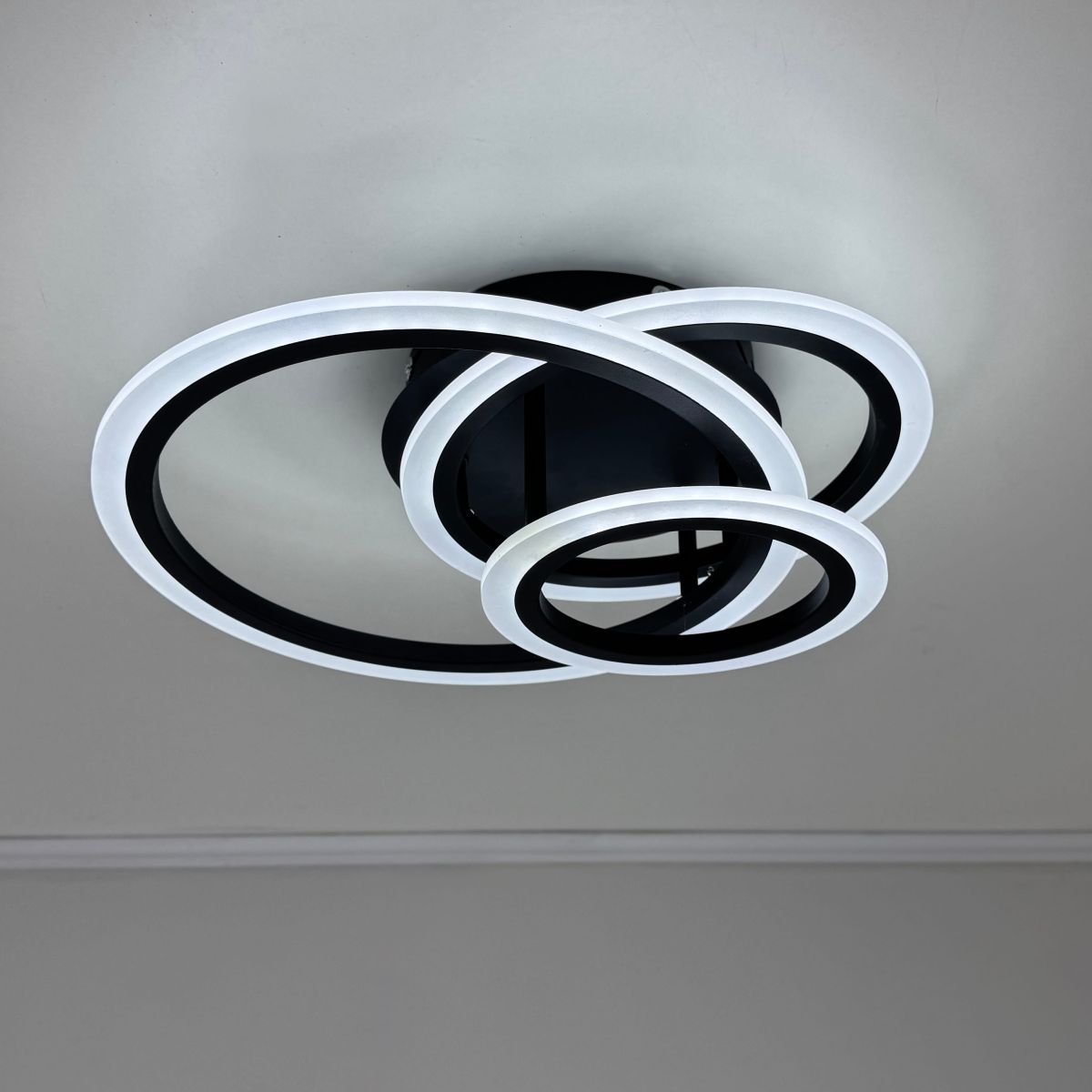 Світлодіодна стельова Led люстра до 18м² у чорному кольорі MOODY (A3012-500 BK)