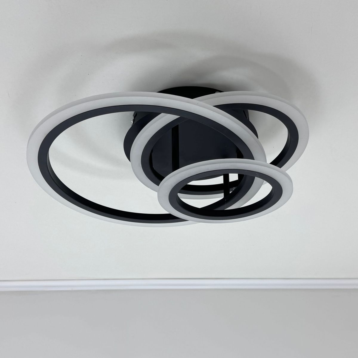 Світлодіодна стельова Led люстра до 18м² у чорному кольорі MOODY (A3012-500 BK)