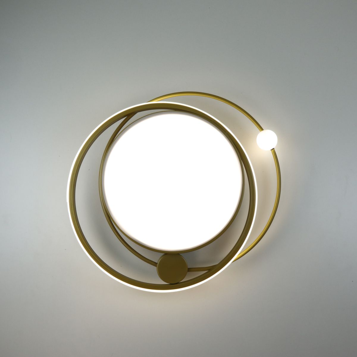 Сучасна стельова LED-люстра 100 Вт золотом корпусі до 23м² (A31-500 GD)