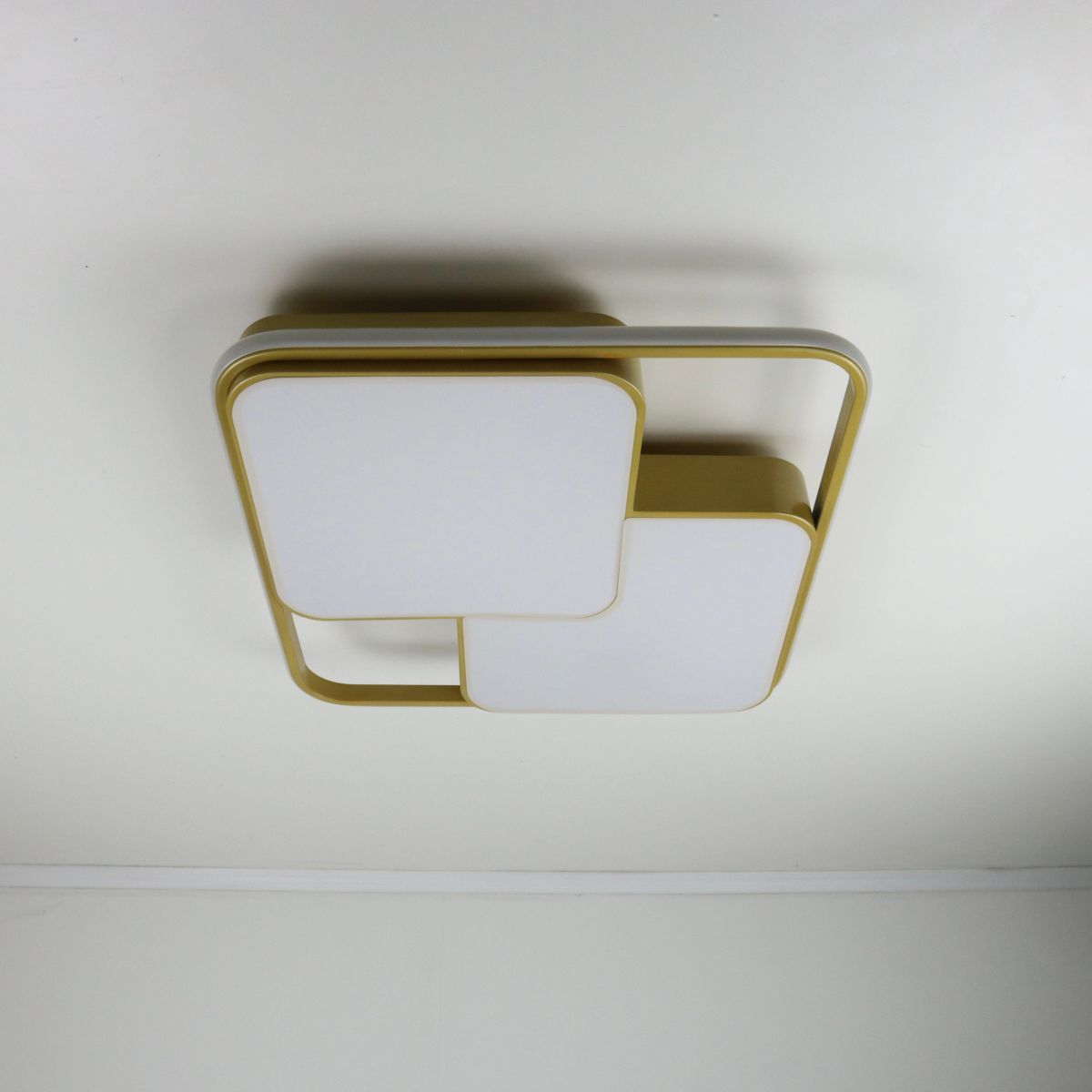 Світлодіодна стельова Led люстра 140Wt у золотому корпусі до 25м² Simple Forms (8811-500 GD)