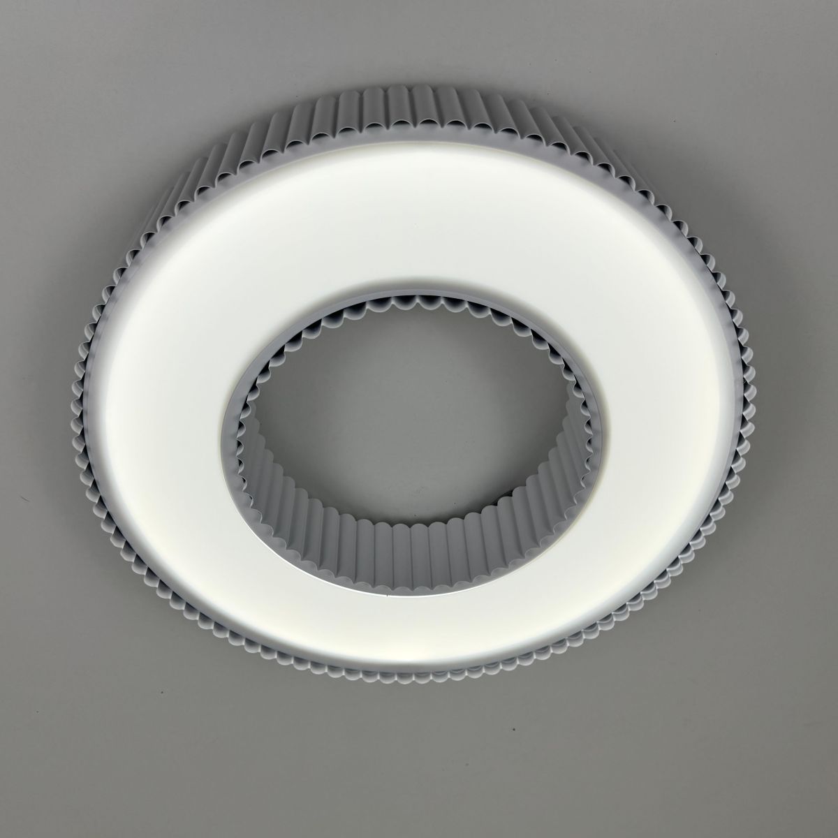 Світлодіодна Led люстра до 25м² у сірому корпусі 120 Wt Corruga  (9017-500 WH)
