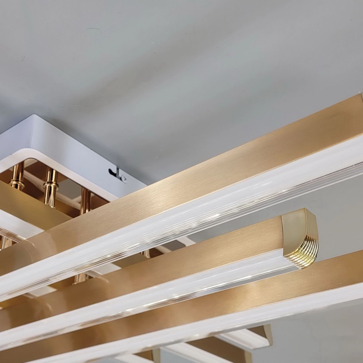 Сучасна Led люстра до 18 м² золотого кольору (W167/6GD)